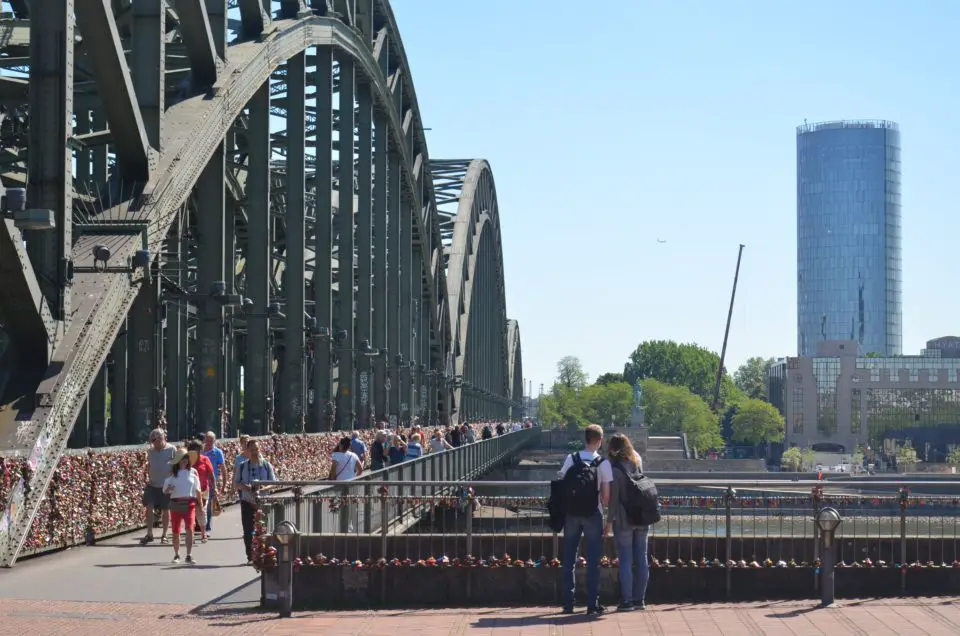 Ein Köln Sehenswürdigkeiten Rundgang kann dich auch über die Hohenzollernbrücke zum KölnTriangle führen.