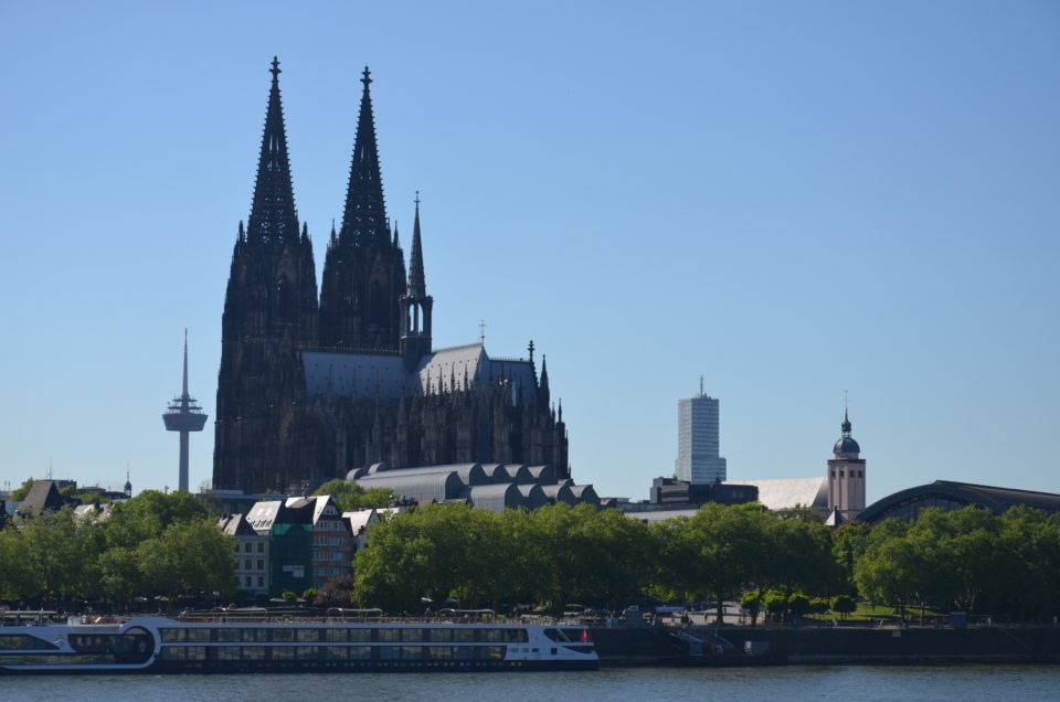 Hoteltipps für Köln müssen auch Infos zu Unterkünften in Deutz unweit des Rheinboulevards beinhalten.