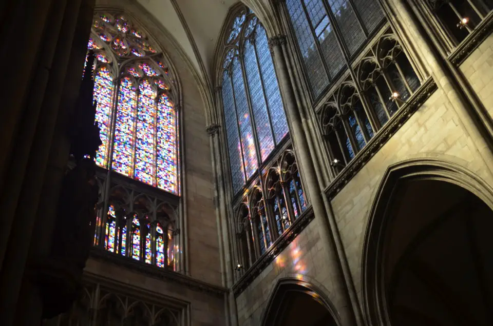 Zu den Köln Sehenswürdigkeiten im Dom gehört das Richter-Fenster.