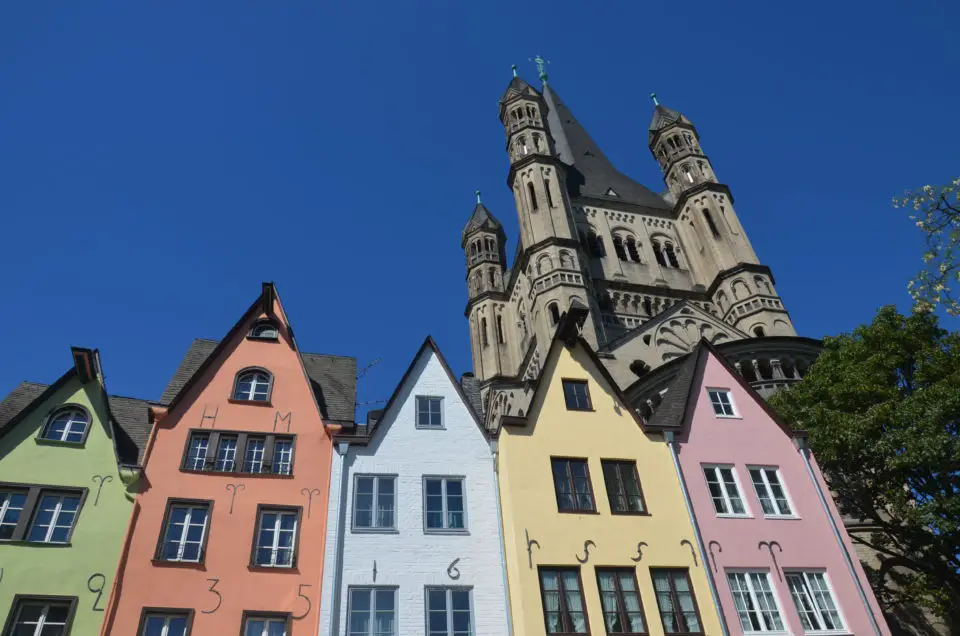 Zu den Sehenswürdigkeiten in Köln zählt auch die hinter den Stapelhäuschen gelegene Groß St. Martin Kirche.