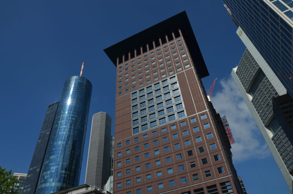 Ein Hoteltipp Frankfurt ist es, sich unweit des Bankenviertels eine Unterkunft zu suchen, um von der zentralen Lage zu profitieren.