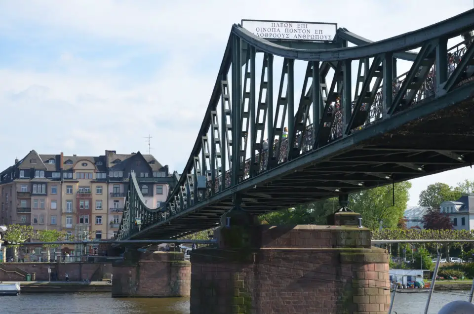 Dein Frankfurt Sehenswürdigkeiten Rundgang kann dich über den Eisernen Steg führen.