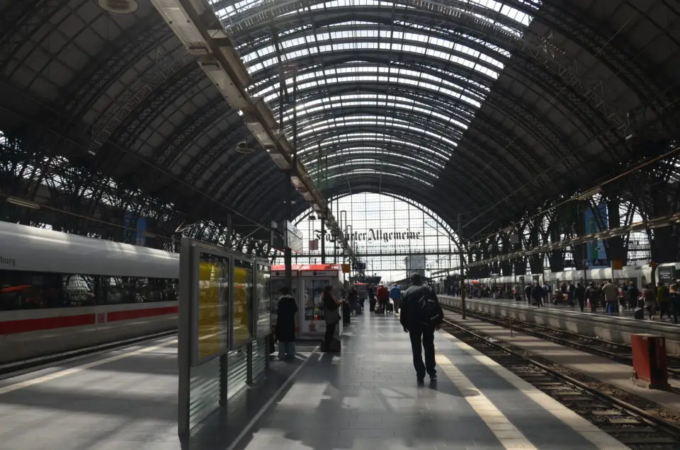 Frankfurt Reisetipps wären unvollständig ohne Hinweise zur Anreise per Bahn über den Hauptbahnhof.