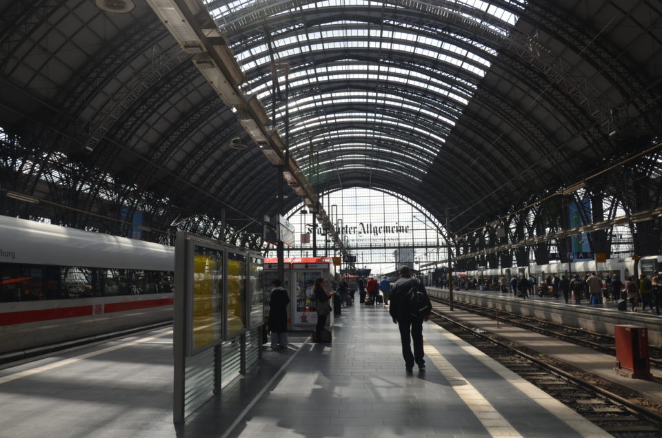 In meinen Frankfurt Tipps gebe ich dir auch Infos zur Anreise per Zug.