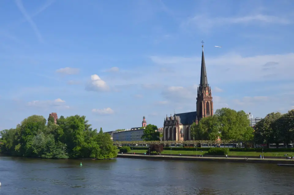 Zu Frankfurt Reisetipps zählen auch Empfehlungen für Touren wie Bootsfahrten auf dem Main.
