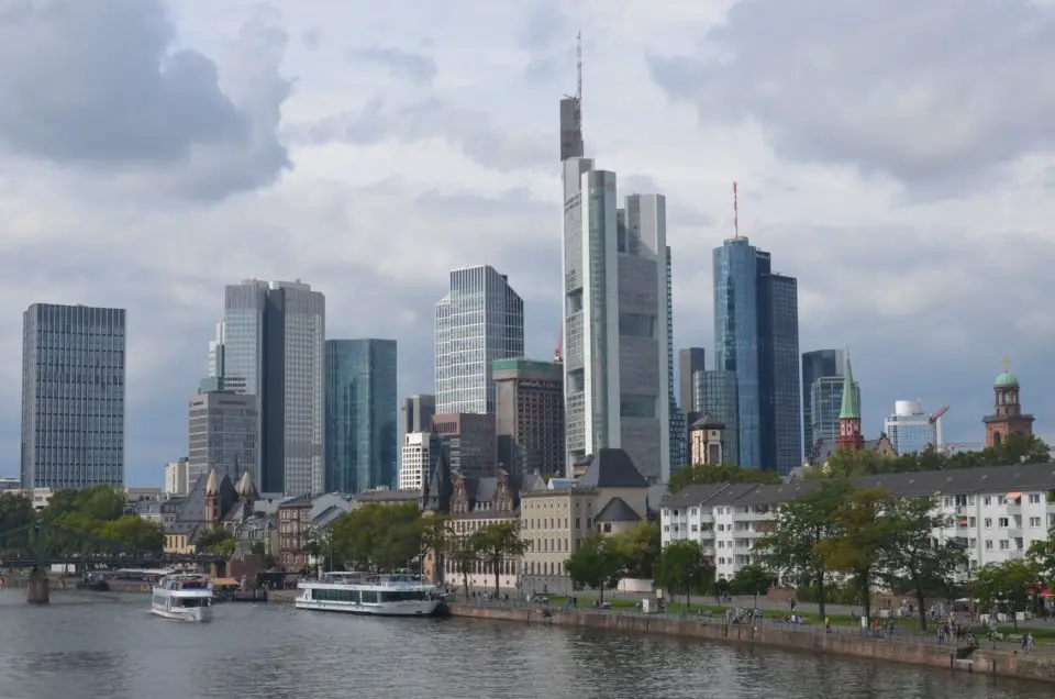 In meinen Frankfurt Reisetipps liste ich die bekanntesten Sehenswürdigkeiten rund um die Skyline auf.