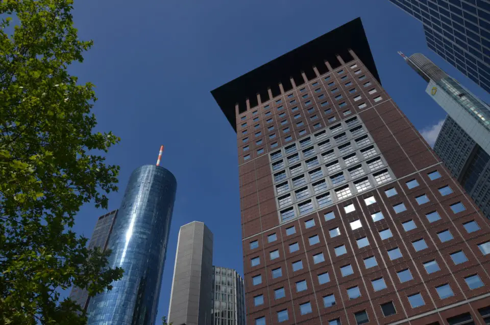 Im Frankfurt Sehenswürdigkeiten Rundgang kann der Main Tower eine der ersten Stationen sein.