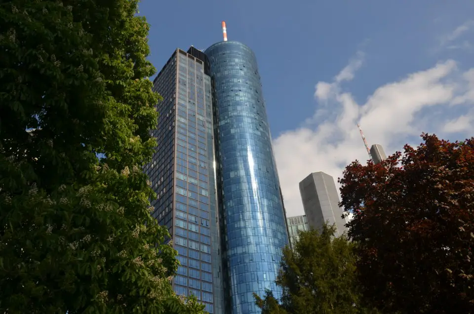 Zu den beliebtesten Frankfurt Unternehmungen zählt sicherlich auch die Fahrt auf die Dachterrasse des Main Towers.