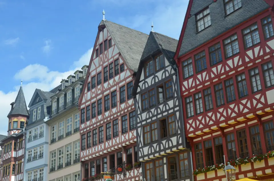 Zu den für mich schönsten Frankfurt Sehenswürdigkeiten zählen für mich die Fachwerkhäuser am Römerberg.