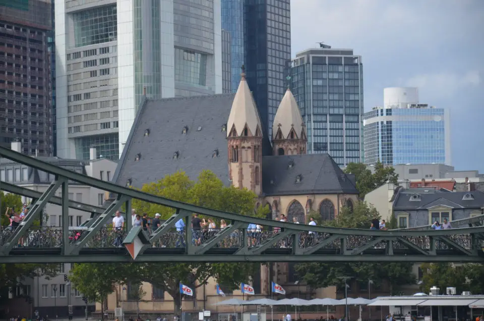 In meinen Frankfurt Tipps nenne ich dir auch Stadtführungen, die dir die Stadt rund um den Eisernen Steg näherbringen.