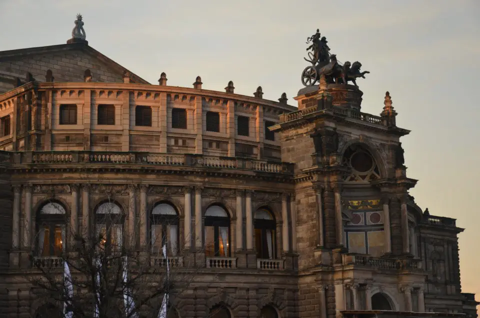Einige Dresden Stadtführungen bringen dir die Semperoper näher.