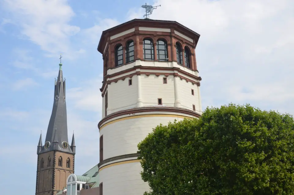 Dein Düsseldorf Sehenswürdigkeiten Rundgang in der Altstadt dürfte dich auch zum Schlossturm führen.