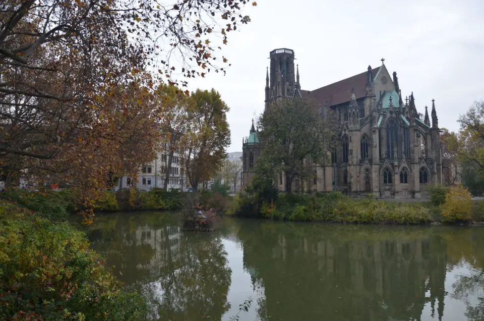 Zu Stuttgart Reisetipps gehört auch eine Auflistung von Highlights wie der Johanneskirche am Feuersee.