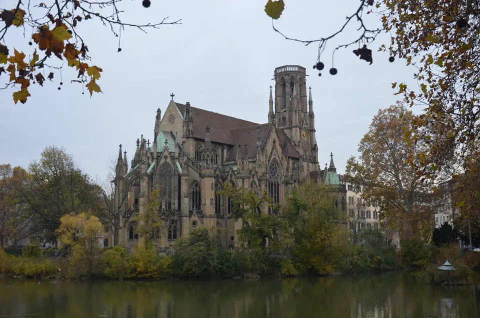 Dein Stuttgart Rundgang sollte dich auch zur Johanneskirche am Feuersee führen.