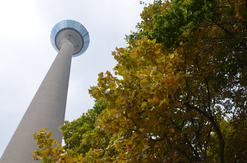 Unter den Düsseldorf Reisetipps sind auch Attraktionen wie der Rheinturm zu erwähnen.