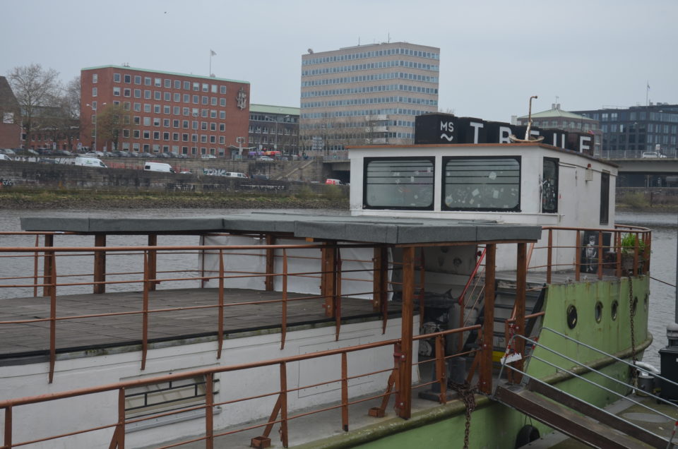 Zu den Geheimtipps für Bremen zum Ausgehen gehört das Clubschiff MS Treue.