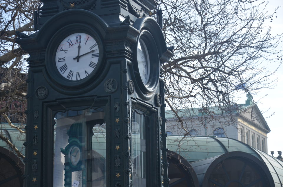 Im Hannover Sehenswürdigkeiten Rundgang ist der Kröpcke mit der Kröpcke-Uhr eine wichtige Station.