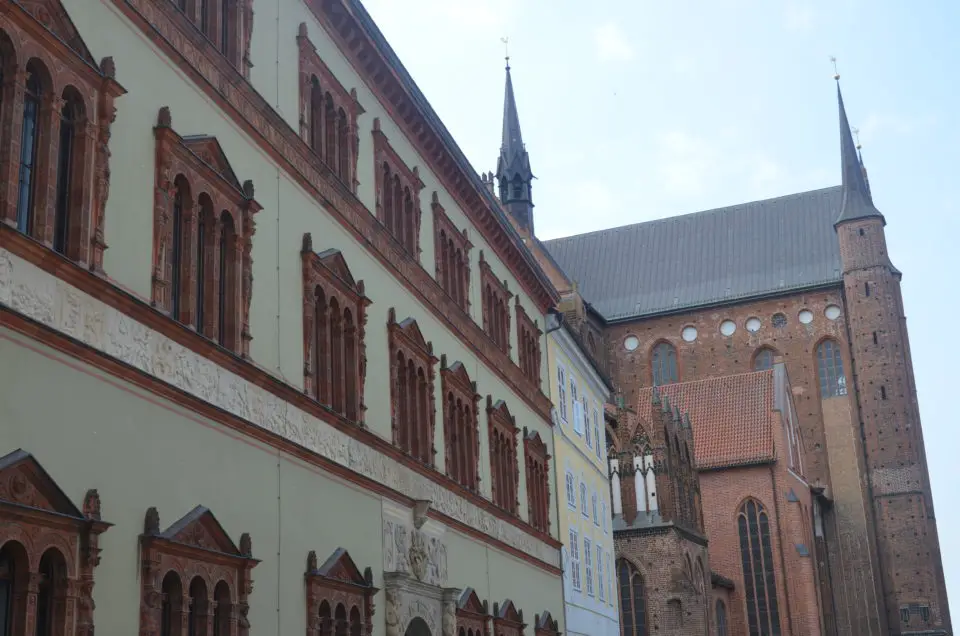 Zu den Wismar Sehenswürdigkeiten gehören auch der Fürstenhof und Sankt Georgen.