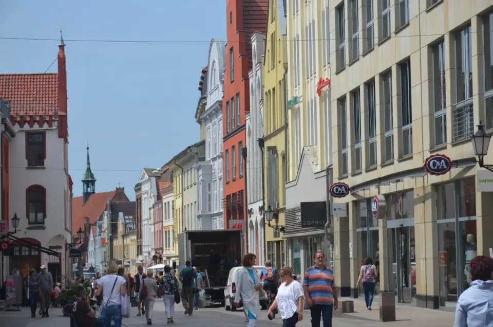 Zu den Wismar Sehenswürdigkeiten zählt auch die Fußgängerzone.