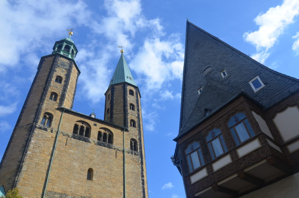 Zu den Goslar Sehenswürdigkeiten zählen Marktkirche und Brusttuch.