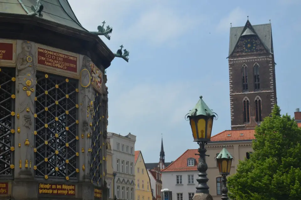 Zu den Wismar Sehenswürdigkeiten zählt auch der Kirchturm der Marienkirche.