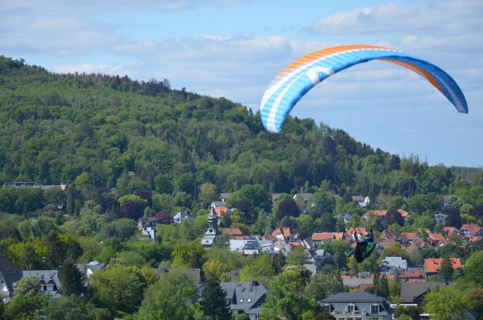 Zu den Goslar Geheimtipps gehört auch das Gleitschirmfliegen am Blauen Haufen.