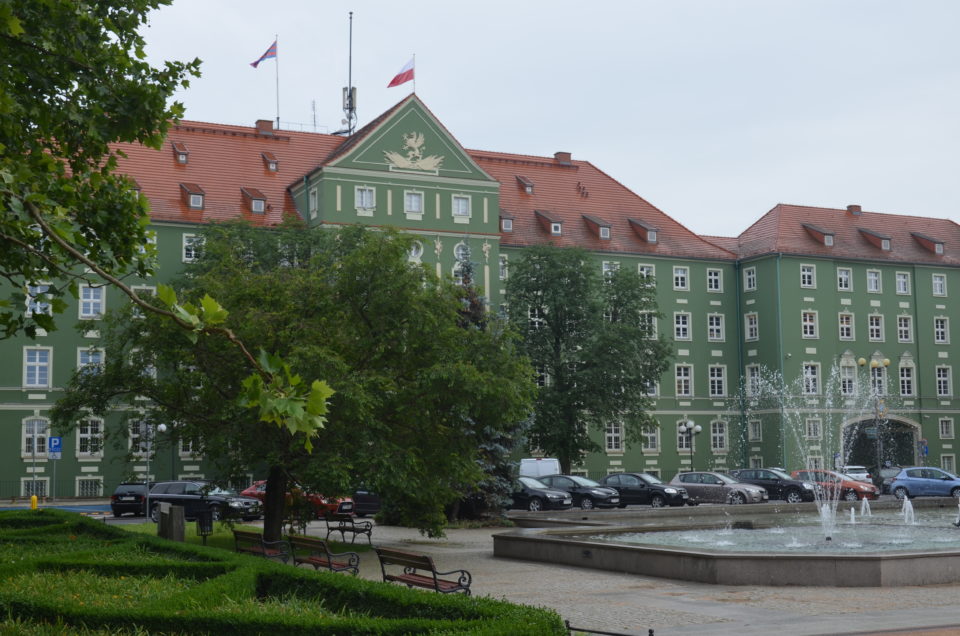 In einer Stettin Sehenswürdigkeiten Route kann das Rathaus am Jasne Błonia Platz die letzte Station sein.