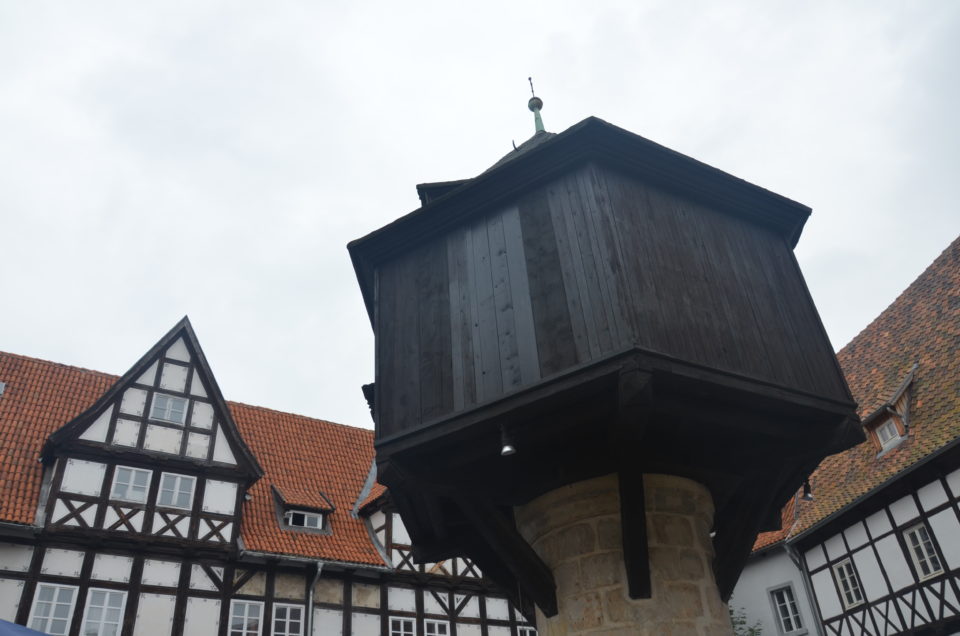 Ein Quedlinburg Altstadt Rundgang führt auch zum Adelshof mit seinem Taubenturm.
