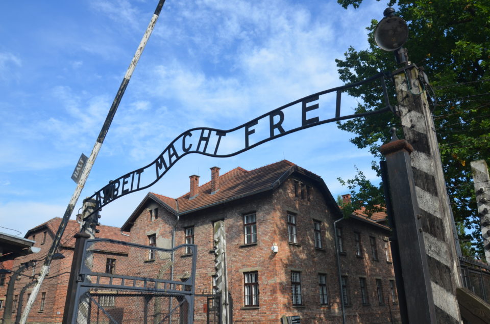 Wer das KZ Auschwitz besichtigen möchte, kommt am Schriftzug Arbeit macht frei vorbei.