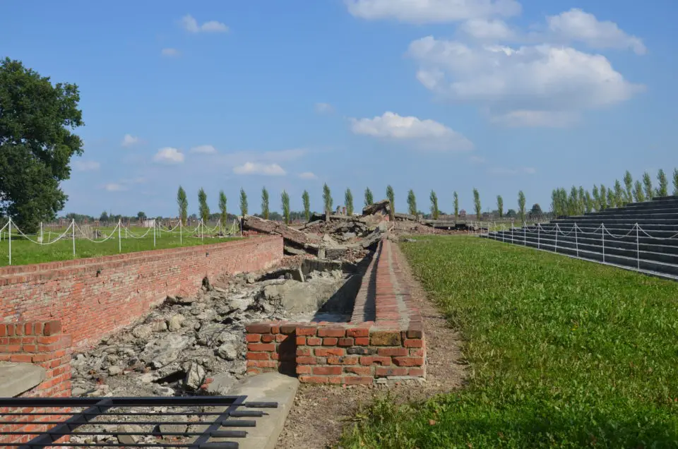 Hier siehst du den Auskleideraum von Krematorium/Gaskammer III im KZ Auschwitz-Birkenau.