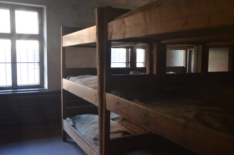 Im Museum Auschwitz-Birkenau werden auch die Schlafräume der Häftlinge gezeigt.