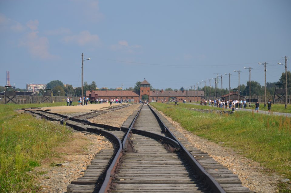 Das KZ Auschwitz besuchen viele Touristen im Rahmen von Führungen.