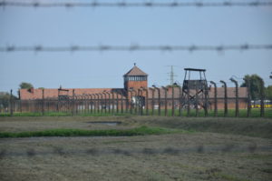Das KZ Auschwitz besichtigen ohne Führung rund um das Haupttor ist mit guten Infos möglich.