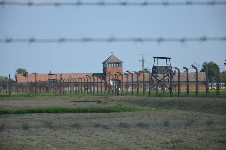Das KZ Auschwitz besichtigen ohne Führung rund um das Haupttor ist mit guten Infos möglich.