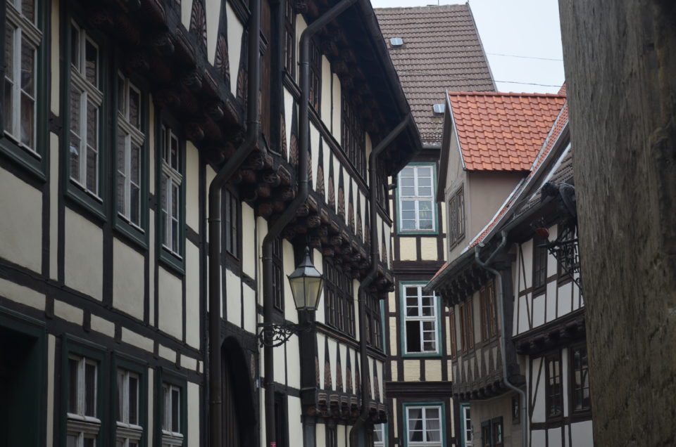 Zu den Quedlinburg Sehenswürdigkeiten gehört die Hölle mit ihren Fachwerkhäusern.