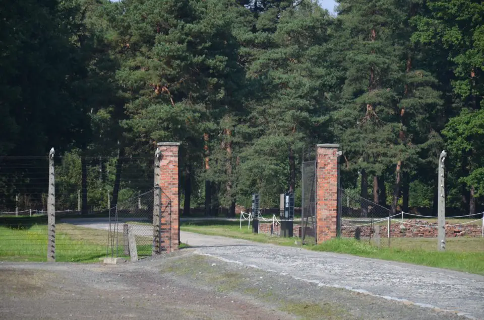 Wenn du KZ Auschwitz-Birkenau auf eigene Faust besuchst dann solltest du auch Krematorium IV und V ansteuern.