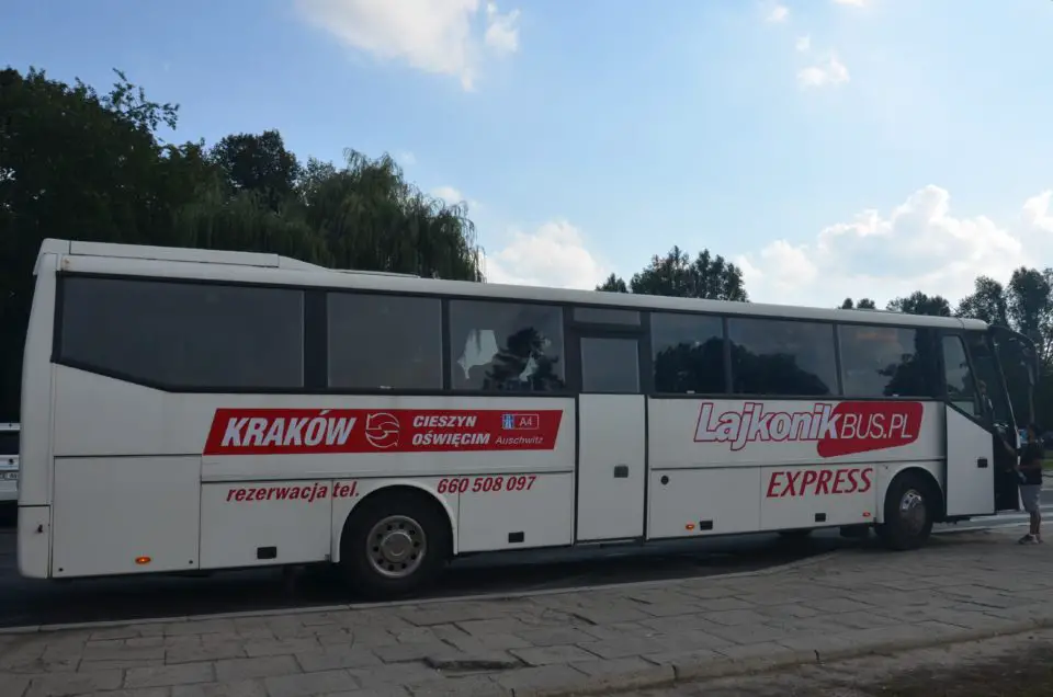 Um das KZ Auschwitz besichtigen zu können, kann man die Busse von LajkonikBus nutzen.