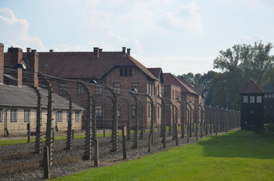Beim Besuchen des KZ Auschwitz wirst du feststellen, dass ein Entkommen fast unmöglich war.