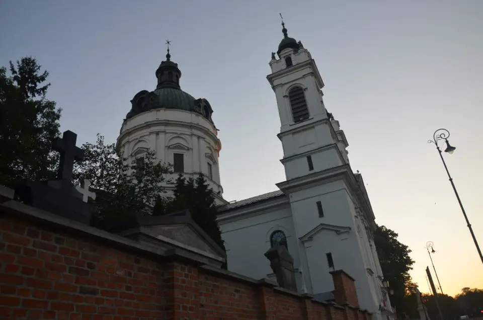 Zu den Warschau Insider Tipps zählt die Sankt-Borromäus-Kirche auf dem Powązki-Friedhof.