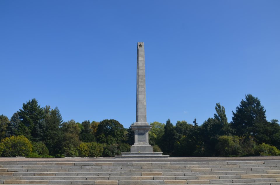 In meinen Warschau Insider Tipp erwähne ich den Obelisken auf dem Sowjetischen Militärfriedhof.