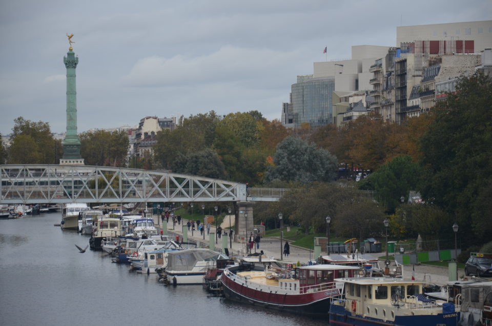Paris Hoteltipps sollten auch Hinweise zu Unterkünften rund um den belebten Canal Saint-Martin beinhalten.