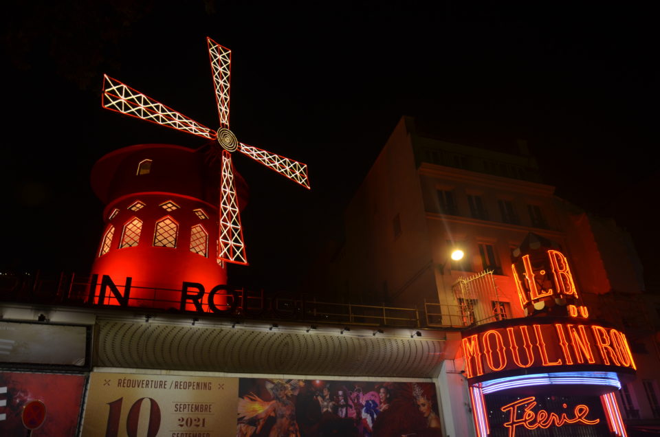 Zum Übernachten in Paris drängt sich Montmartre rund um das Moulin Rouge auf.