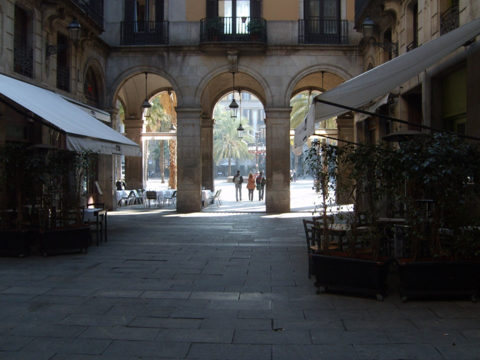Zum Übernachten in Barcelona drängen sich kleine Hotels in der Altstadt im Barri Gòtic auf.