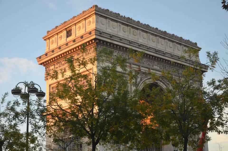Ein Artikel über Paris Sehenswürdigkeiten wäre unvollständig ohne den Arc de Triomphe.