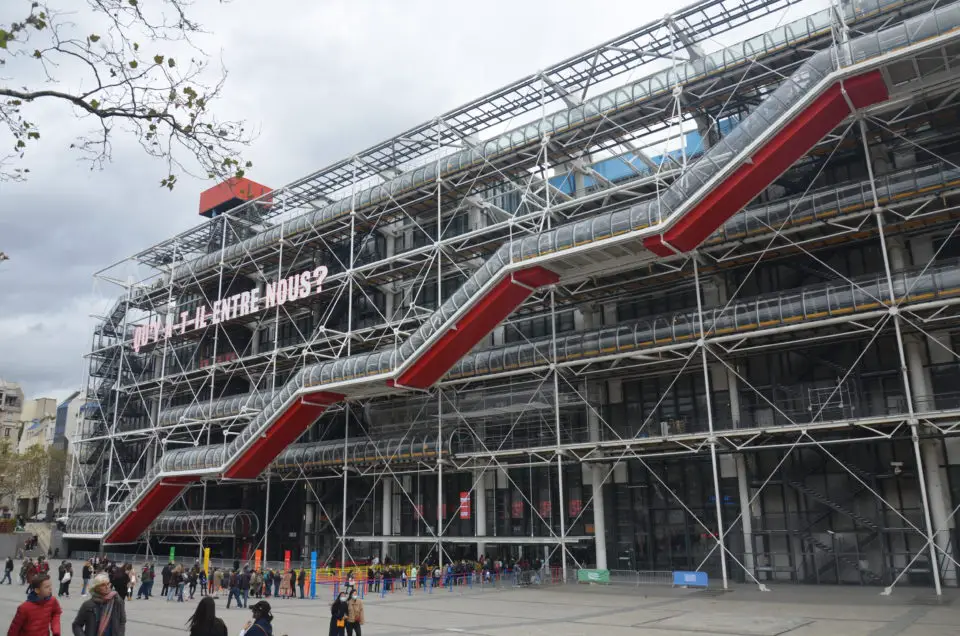 Wenn du Paris an einem Tag erkunden möchtest, könntest du auch beim Centre Pompidou vorbeischauen.