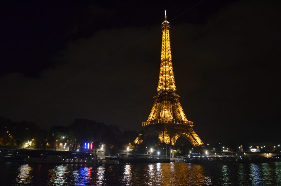 In einer Paris Sehenswürdigkeiten Route muss der Eiffelturm unbedingt angesteuert werden.