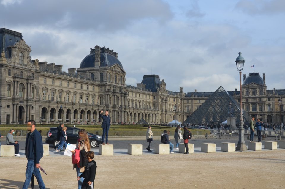 Eine Paris Sehenswürdigkeiten Route muss auch zum Louvre führen.