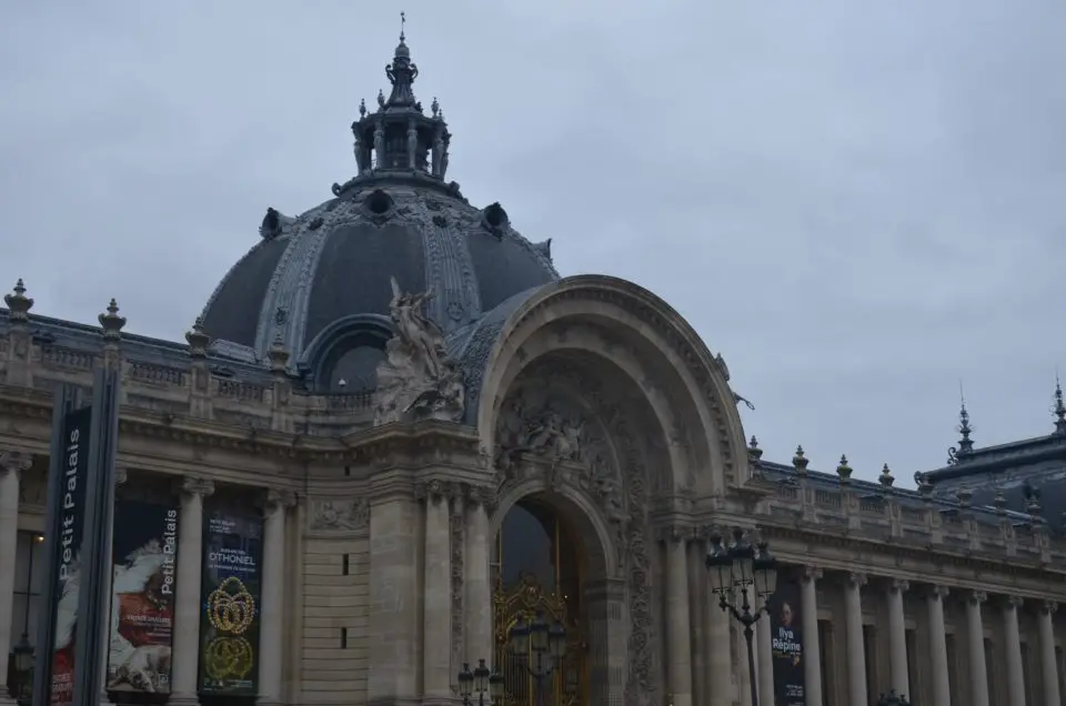 Ein Paris Sehenswürdigkeiten Stadtrundgang führt oft am Petit Palais vorbei.