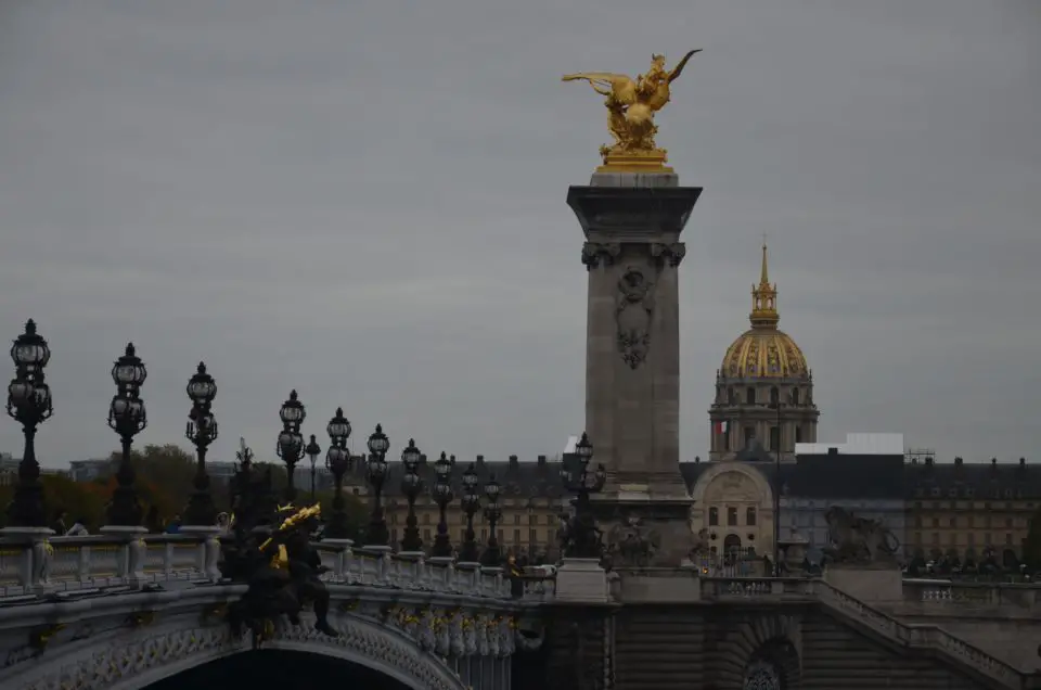 Wenn du Paris zu Fuß an einem Tag erkunden möchtest, dann solltest du die Pont Alexandre III nicht vergessen.