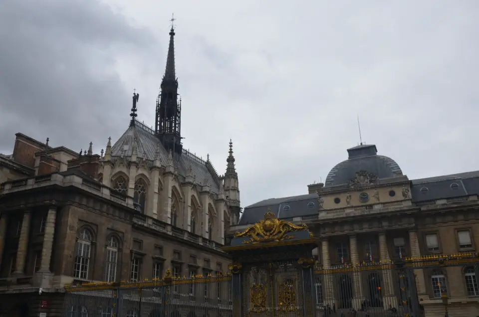 Wenn du Paris zu Fuß erkunden möchtest, dann schau dir auch die Sainte-Chapelle an.